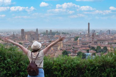 Genç turist Bolonya 'nın manzarasına bakıyor