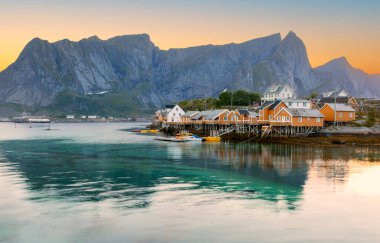 Gün doğumunda sakrisoy tarihi köyünde geleneksel sarı balıkçı Rorbuer kabin ile doğal Lofoten Adaları takımadalar kış sahne güzel görünümü, Norveç, İskandinavya