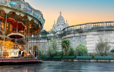 Montmartre, Paris Fransa 'daki Kutsal Kalp Bazilikası ve klasik atlıkarınca.
