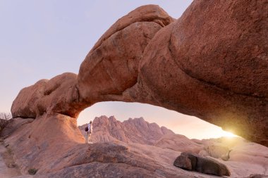 Damaraland Namibya pitoresk taş kemerleri ve benzersiz kaya oluşumları ile Spitzkoppe alanda genç kız