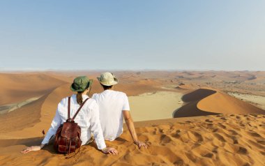 Afrika seyahati güzel namib Çölü manzaraya bakarak Namibya'da, romantik tatil couple