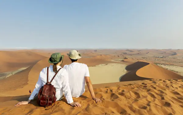 Reisende Afrika Paar Romantischen Urlaub Namibia Mit Blick Auf Die lizenzfreie Stockbilder