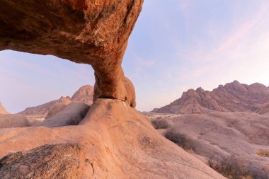 Spitzkoppe, Namibya, Afrika 'da gün batımında kaya kemeri.