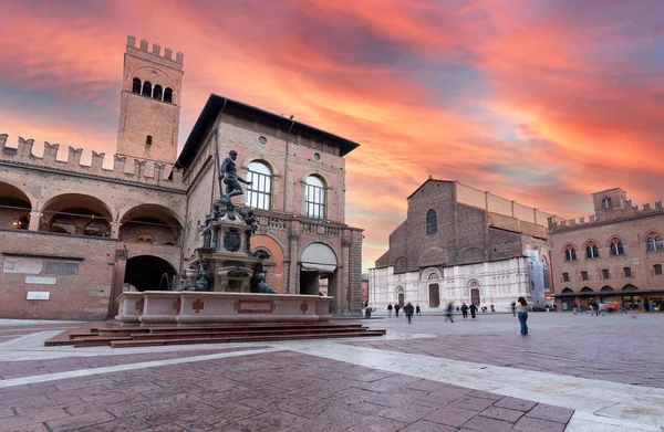 Bolonya, İtalya. İtalya 'nın Bologna şehrinde bulunan Piazza del Nettuno ve Piazza Maggiore tarihi Emilia-Romagna bölgesinde yer almaktadır..