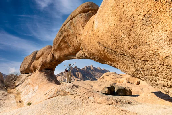 Damaraland Namibya pitoresk taş kemerleri ve benzersiz kaya oluşumları ile Spitzkoppe alanda genç kız