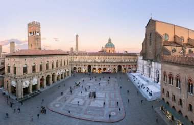 Bologna. Ortaçağ şehri Emilia Romagna, İtalya Avrupa. Sanat ve kültür. Piazza Maggiore, Via Indipendenza, eğik kuleler ve en eski üniversite için dünyanın dört bir yanından gelen turistler