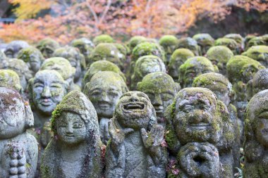 Kyoto 'daki Otagi Nenbutsu-ji tapınağının küçük heykelleri..