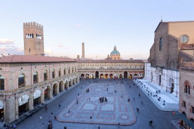 Gün batımında Bologna şehrindeki Piazza Maggiore 'un insansız hava aracının üst görüntüsü. 2022 'de İtalya' nın en iyi şehri. Harika bir romantik manzara. Üniversite, sanat, mutfak. Gezici konsept gökyüzü