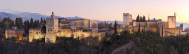 Aydınlatılmış Alhambra Kalesi Hava Görüntüsü Dusk, Granada, Endülüs, İspanya
