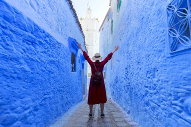 Mavi İnci olarak bilinen Fas 'taki Chefchaouen kasabası, çarpıcı mavi rengiyle ünlü Medine binaları ve caddeleri boyayarak eşsiz ve büyülü bir atmosfer yarattı..