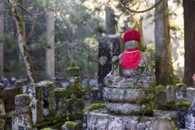 Koyasan: 06 Aralık 2023 - Japonya 'nın Koyasan kentindeki Okunoin Mezarlığı' ndan görüntü. Koyasan Wakayama 'nın Kansai bölgesinde yer almaktadır.