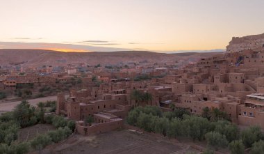 Fas Atlas Dağları Ouarzazate yakınlarındaki Kasbah Ait Ben Haddou Amazing görünümü. 1987'den beri Unesco Dünya Mirası. Sanatsal resim. Güzellik dünyası.