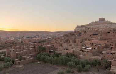 Fas Atlas Dağları Ouarzazate yakınlarındaki Kasbah Ait Ben Haddou Amazing görünümü. 1987'den beri Unesco Dünya Mirası. Sanatsal resim. Güzellik dünyası.