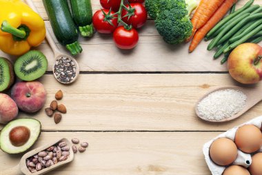 Sağlıklı gıda arka planında çeşitli sebze malzemeleri, meyve, sebze, yumurta, baklagil ve pirinç var. Fotokopi alanı ile üst görünüm - sağlıklı yaşam konsepti