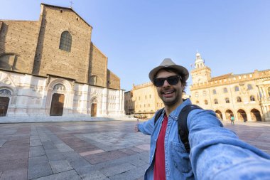 Yakışıklı turist, İtalya 'nın Bologna kentindeki Piazza Maggiore' da (büyük meydan) selfie çekti.