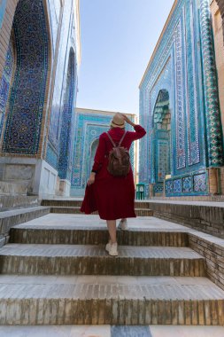 Semerkant, Özbekistan 'daki Anıtköy Kompleksi' nde kadın turist Shahi Zinda