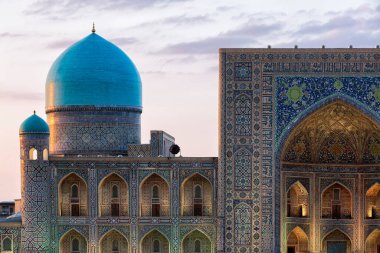 Registan, Özbekistan 'ın antik Semerkant şehrinin kalbinde eski bir halk meydanı. Çevirisi: 