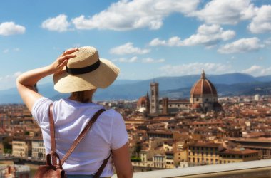 Floransa ve Santa Maria Del Fiore Katedrali 'ni izleyen genç bir kadın turist. İtalya, Firenze manzaralı tatil kavramı Piazzale Michelangelo 'dan