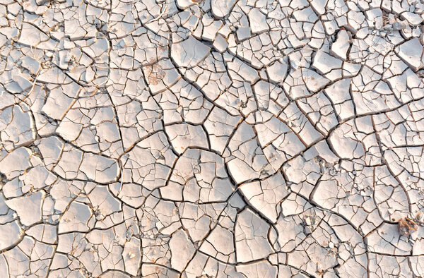 Сухая треснутая земля, сухая земля, земная грязь текстура фон коричневой грязи, засушливая почва, сухая треснутая земля текстура, треснувшая земля, сухая грязь, сломанная текстура, пустыня, глобальное потепление, изменение климата.