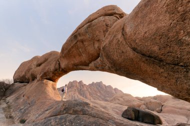 Damaraland Namibya pitoresk taş kemerleri ve benzersiz kaya oluşumları ile Spitzkoppe alanda genç kız