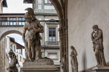 Floransa, İtalya -16 Haziran 2024: Loggia Dei Lanzi Manzarası (Loggia Della Signoria olarak da bilinir). Loggia Dei Lanzi 14. yüzyılda yapılmış güzel bir kemerli galeridir..