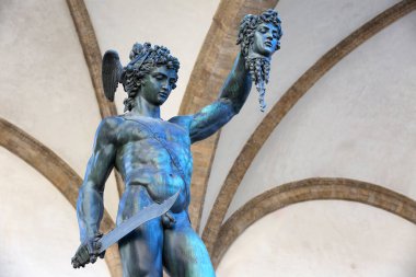 Floransa, Toskana, İtalya. 16 Haziran 2024: Medusa 'nın lideri ile Perseus, Loggia dei Lanzi altında Palazzo Vecchio' ya karşı