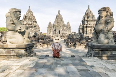 Endonezya 'da antik bir Sewu tapınağının önünde oturan kadın.