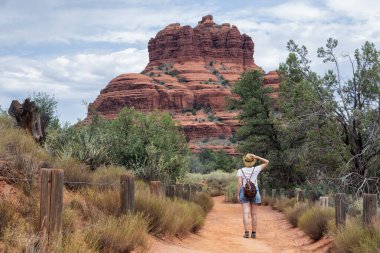 Bell Rock döngüsünde yürüyen bir kadın. Bell Rock, Yavapai Eyaleti 'nin güneyinde, Arizona' daki Oak Creek Köyü 'nün kuzeyinde yer alan bir terastır..