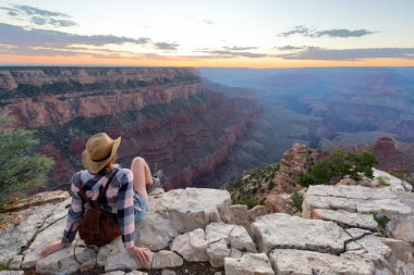 Büyük Kanyon 'daki şapkalı kadın. Shoshone Point 'ten görüntü. Grand Canyon Ulusal Parkı. Arizona, ABD
