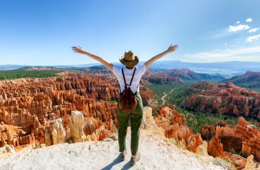 Yaz tatili gezisindeki kız. Kızıl dağlarda tek başına yürüyüş yapan bir kız. Bryce Canyon Ulusal Parkı, Utah, ABD