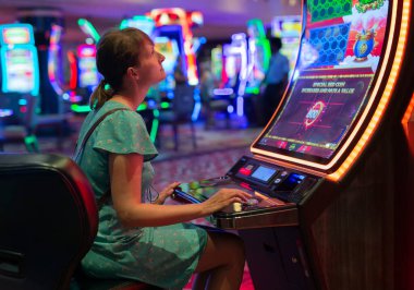 Amerika Birleşik Devletleri 'nin kumar başkenti Las Vegas' taki lüks kumarhanenin içinde kumar makineleri (slot oyunları) üzerine bahis oynayan turistler.