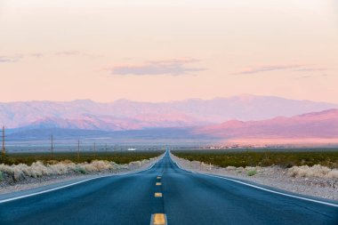 Çöl Yolu Macerası, Tepelerle Güneşli Gün - Arizona Yolu Perspektifi