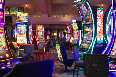 Las Vegas, ABD - 3 - 09 - 2024: Turistler, ABD 'nin bir kumar başkenti olan Las Vegas' taki lüks kumarhanede kumar makinelerine (slot oyunları) bahis oynadılar.