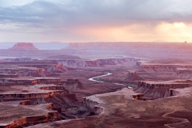 Green River Overlook gökyüzünde ada Mesa Canyonlands Ulusal Parkı 'nda deniz seviyesinden 1800 metre yükseklikte..