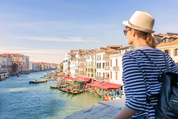 İtalya 'nın Venedik kentindeki Rialto Köprüsü' nden İtalya 'ya seyahat eden genç bir bayan turist..