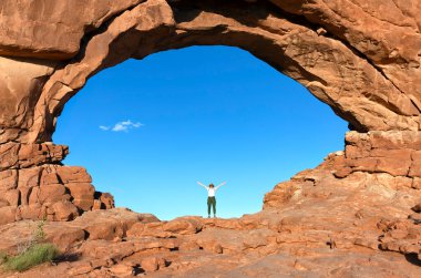 arches Ulusal Parkı, bir kemer içinde kaldırdı elleriyle kalan kadın ut