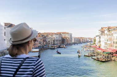 İtalya 'nın Venedik kentindeki Rialto Köprüsü' nden İtalya 'ya seyahat eden genç bir bayan turist..