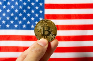 Yakın plan Bitcoin para ve Amerikan bayrağı geçmişi. Kripto para birimi ve Amerika Birleşik Devletleri kavramı