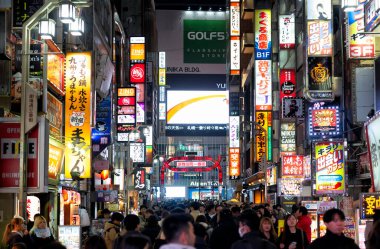Tokyo, Japonya - 08 Aralık 2023: Japon megalopolis bölgesinin en işlek caddelerindeki binlerce renkli floresan levhalarla aydınlatılmış sokaklar