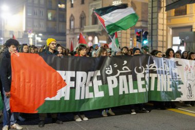 Bolonya, İtalya-16 Kasım 2024. Halk, Filistinlilerle dayanışmalarını göstermek için İtalya 'daki Dışişleri Bakanlığı binası önünde bir gösteri düzenliyor.