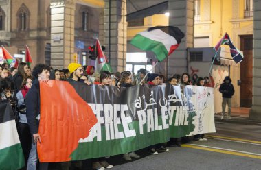 Bolonya, İtalya. 16 Kasım 2024. Halk, Filistinlilerle dayanışmalarını göstermek için İtalya 'daki Dışişleri Bakanlığı binası önünde bir gösteri düzenliyor.
