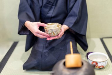 Japonya 'nın Kyoto kentindeki geleneksel Japon evinde (ryokan) çay seremonisine hazırlanan insanlar.