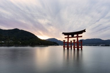 Hiroşima Miyajima 'daki Itsukushima Tapınağı' nın gövde kapısının panoramik görüntüsü. Çeviri: Itsukushima Tapınağı