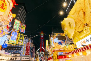 Osaka, Japonya - 27 Kasım 2024: Shinsekai, Osaka 'nın ünlü aşçılık bölgesi, Shinsekai' nin Tsutenkaku Kulesi 'nden (Yeni Dünya) gökdelen manzarası sunar.)