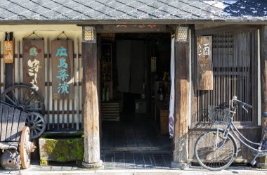 TOKYO, JAPON - 25 Kasım 2024. Japon restoranının ana girişi. Japonya 'da Geleneksel Ahşap Yiyecek Dükkanı Cephesi.