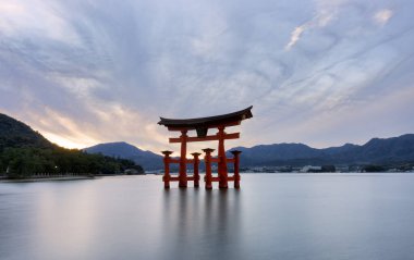 Miyajima, Hiroşima, Japonya Itsukushima Tapınağı 'nın yüzen kapısında..