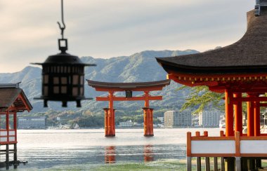 Miyajima Adası, Japonya 'nın ünlü yüzen Torii kapısı..