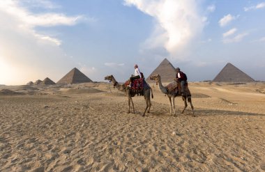 Büyük Giza Piramitleri. Çölde deveye binen çift.