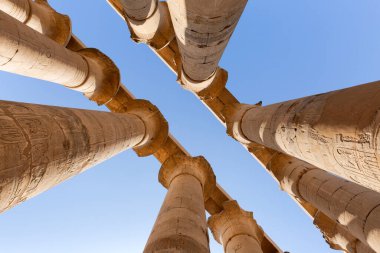 Karnak Tapınağı, Tanrı Amun-Ra, karısı Mut ve oğlu Khons onuruna Antik Mısır 'ın tapınak kompleksine adanmıştır. Teb, Karnak, Luxor, Mısır