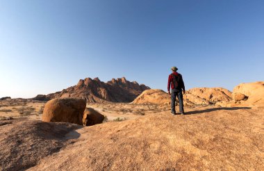 Afrika 'daki Namibya' daki Spitzkoppe dağının yakınındaki Pondoklar 'a bakıyorum..